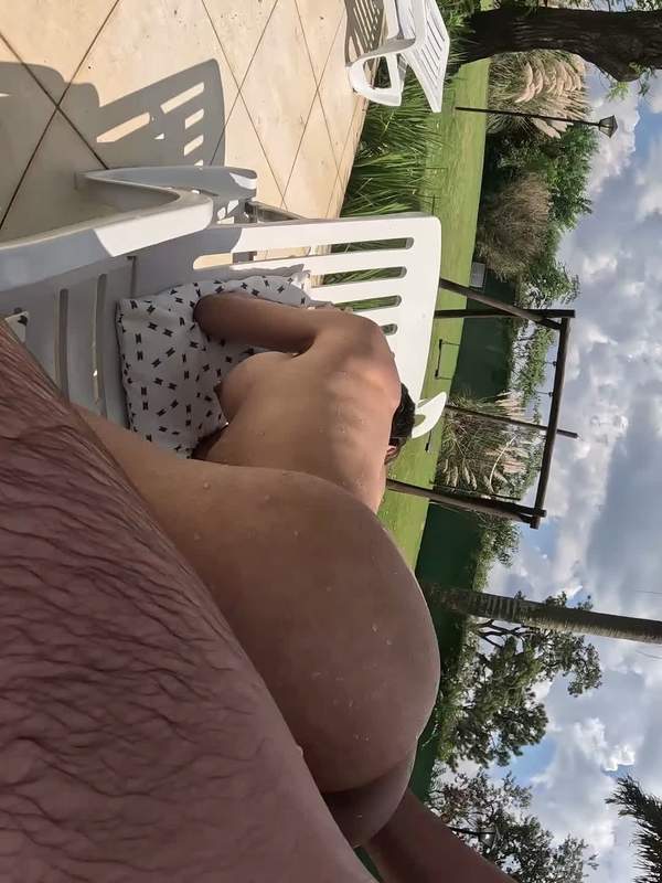 Frau lutscht Schwanz im Schwimmbad