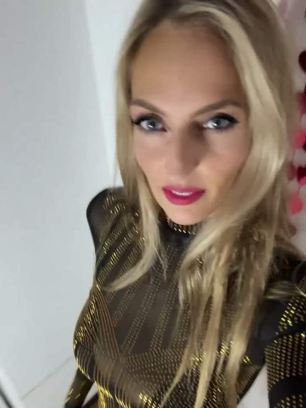 Heiße MILF in sexy Kleid zeigt Solo