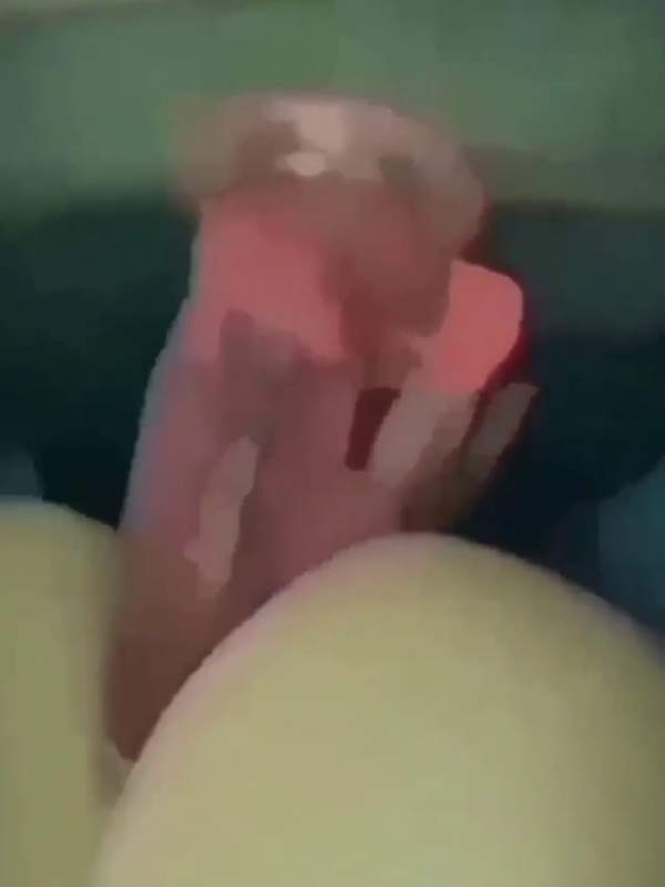 Amateurin wird von ihrem Dildo gefickt