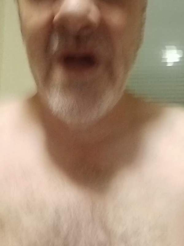 Bärtiger Mann wischet seinen behaarten Schwanz