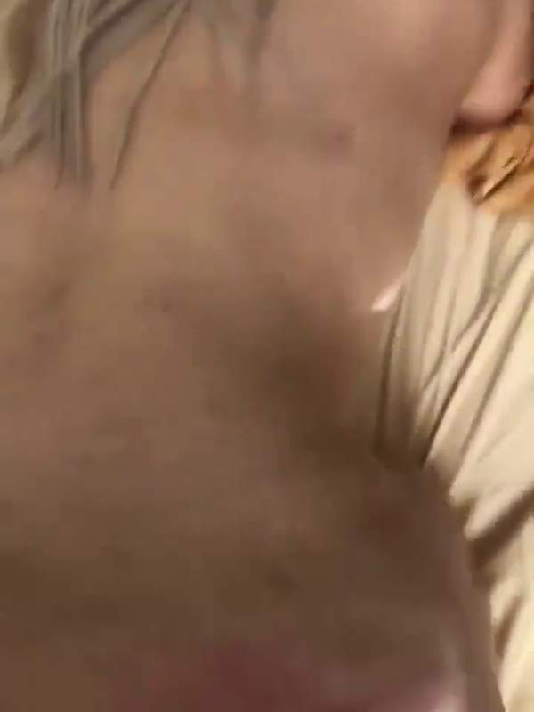 Blonde Amateur zeigt ihren nackten Hintern beim Ficken im Vierfüßler