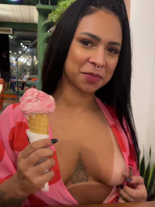 Brünette Ehefrau fängt Eiscreme und fickt ihn