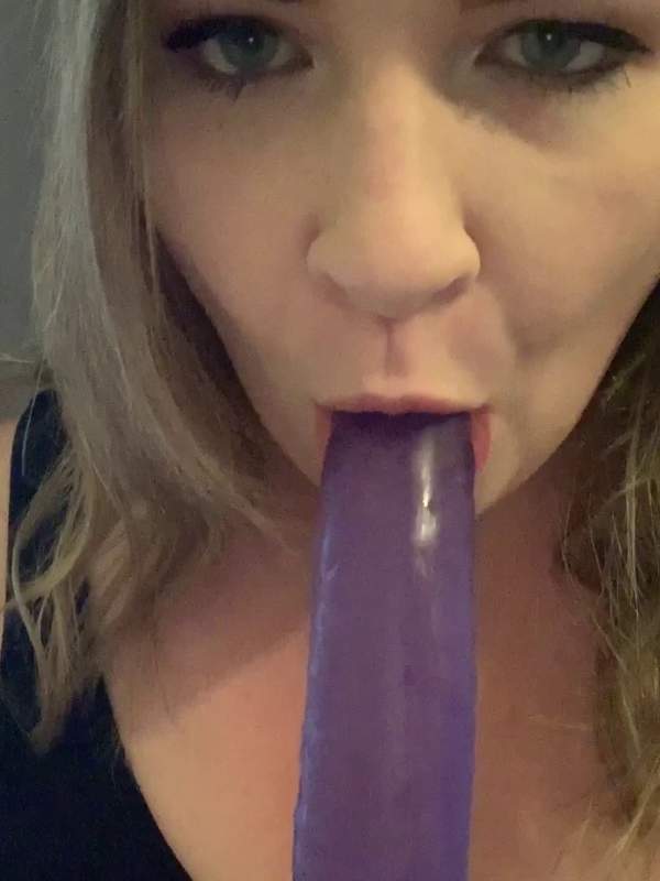 Amateur Frau liebt ihren violetten Dildo und deepthroats