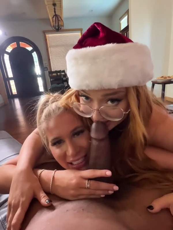 Blonde Frauen mit Tattoo und Brille reiten auf BBC und spritzen