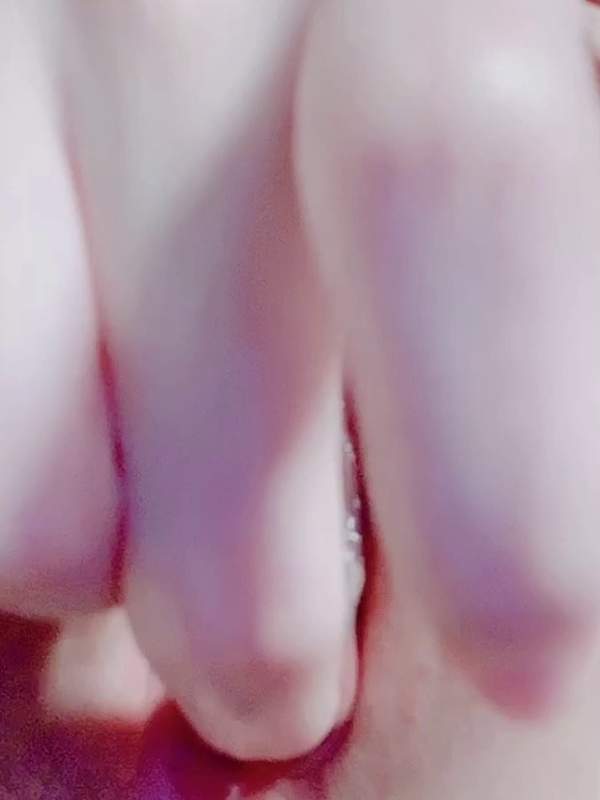Teen Amateur masturbiert mit Finger und hat Orgasmus.