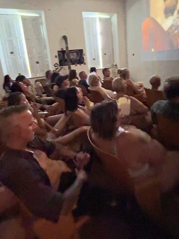 Irma filmt Peter beim Masturbieren im Kino
