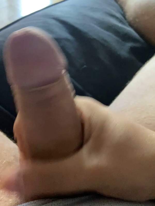 Junge Amateur zeigt seine große, pulsierende Erektion