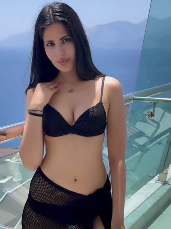 Alina Rai zeigt sich in Bikini und lässt durchsickern