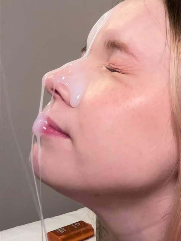 Blondine wird von Sperma bedeckt