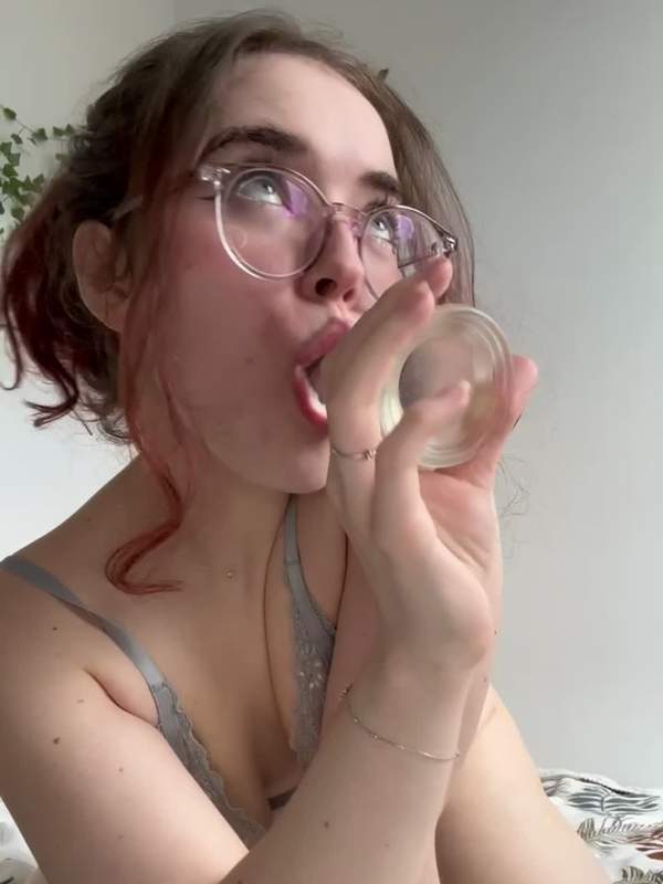 Brünette mit Brille schluckt tief in die Dildo-Tiefkehle