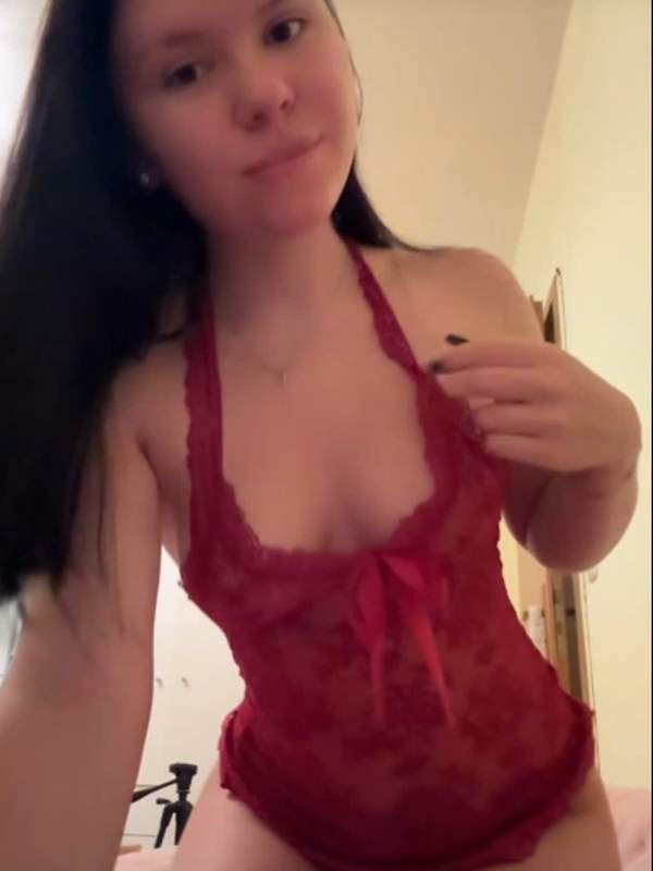 Karolinka masturbiert mit Dildo und lutscht ihren eigenen Arsch