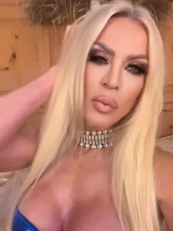 Amber Lynn Bach zeigt ihre Füße und bekommt einen Reif