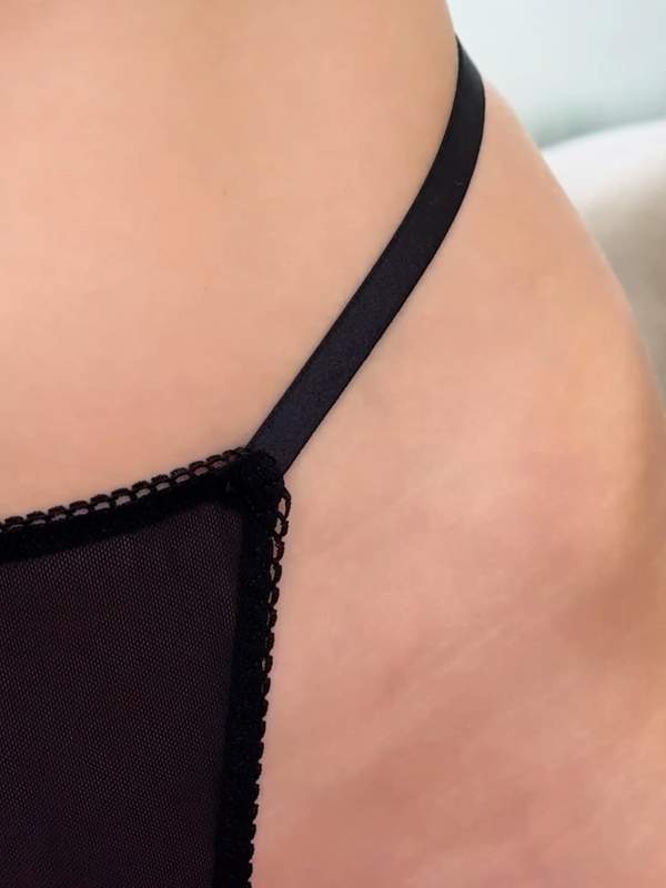 Schöne Amateurin rasiert sich für Onlyfans