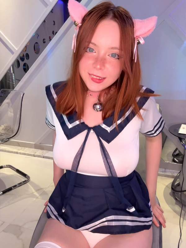 Nette Schülerin mit roten Haaren und Strümpfen zeigt OnlyFans