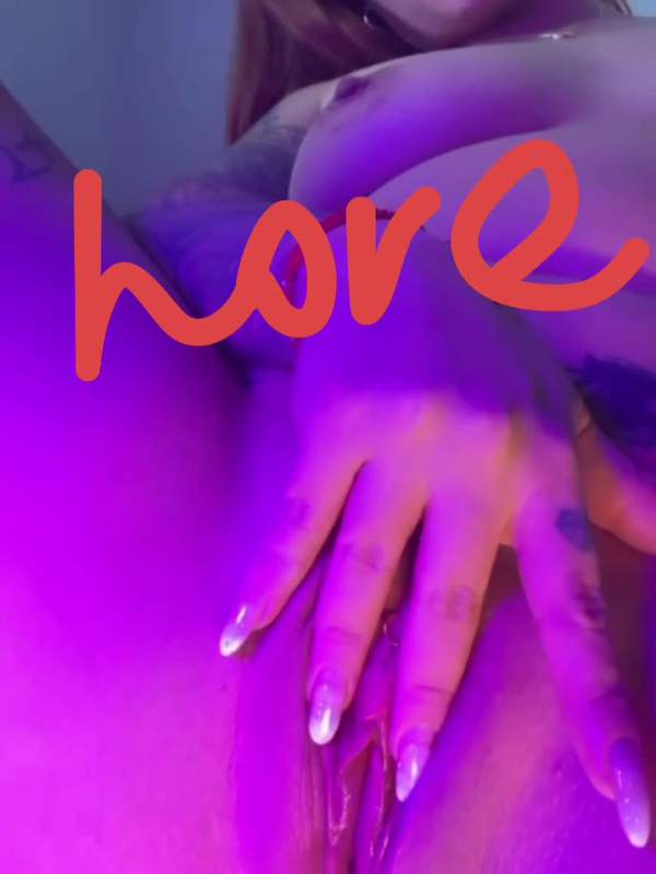 Niedliche Amateurin masturbiert in Solo-Video