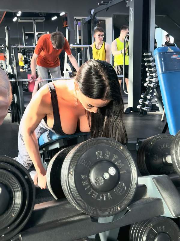 Brünette Sportlerin zeigt sich im Amateur-Video
