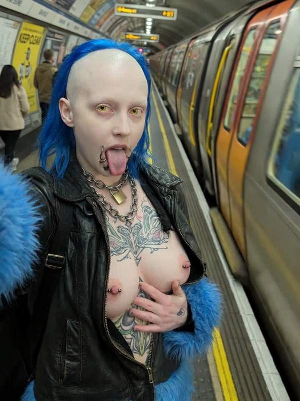 Gepiercetes Emo-Mädchen zeigt tätowierte Brüste auf der Metro
