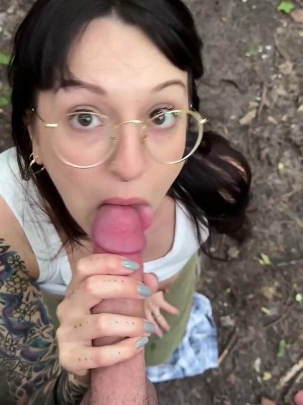 Brünette mit Brille und Tätowierung lutscht draußen tief und lässt riesigen Cumshot über Gesicht blasen