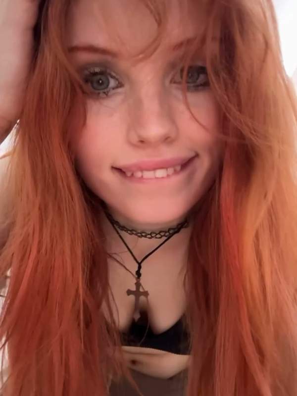 Ecstasy - ein transsexuelles Mädchen mit großen Titten und einer kleinen Schwanzpflaume