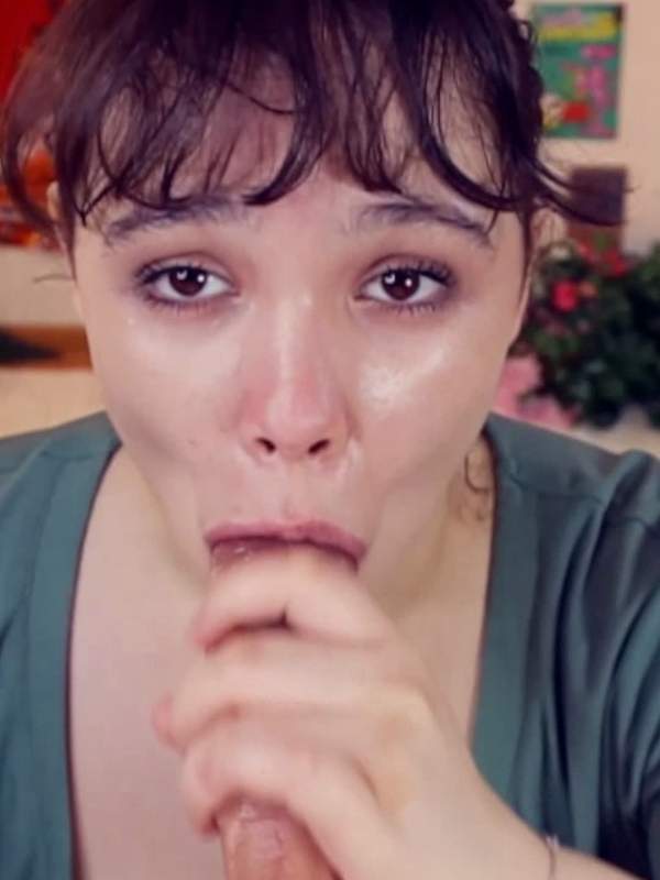 Brünette Webcam-Dame saugt Dildo