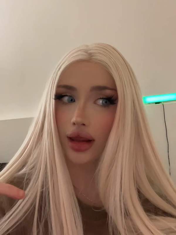 Blonde Amateure zeigen ihre großen tanzenden Titten