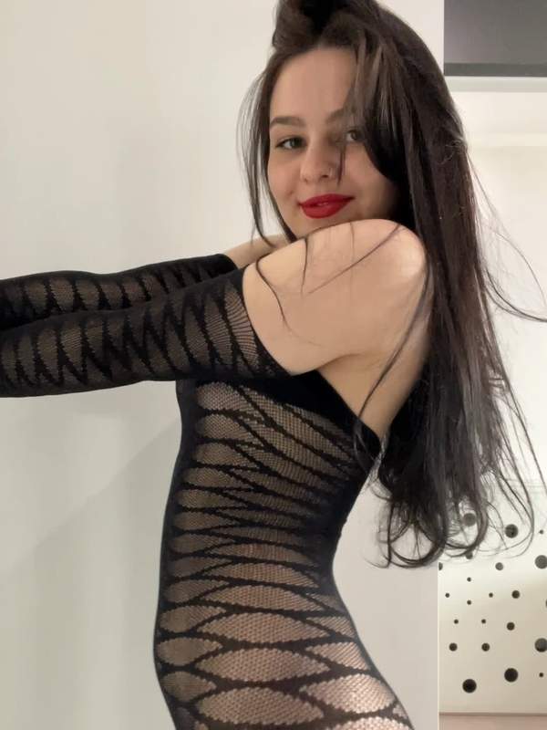 Brünette LinaHollis wird von Amateurjungen gefickt