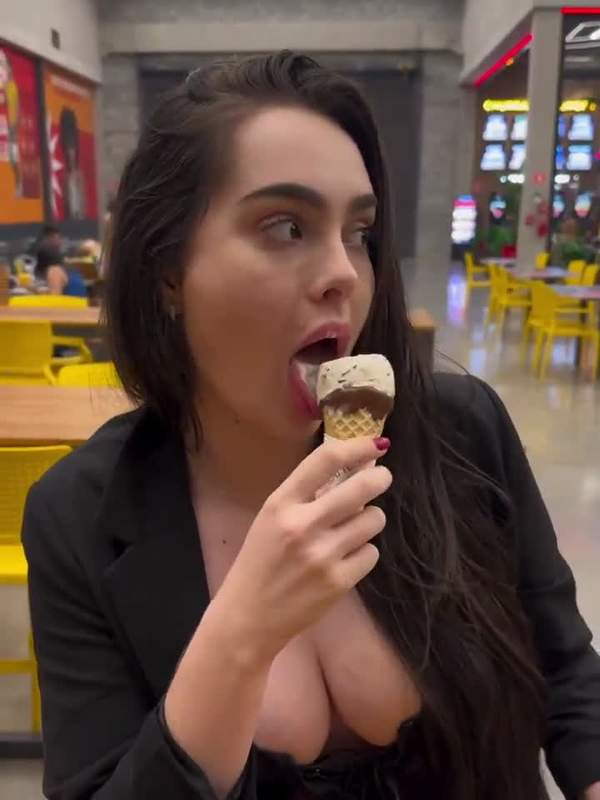 Ketlin Groisman zeigt sich nackt und mit Eiscreme