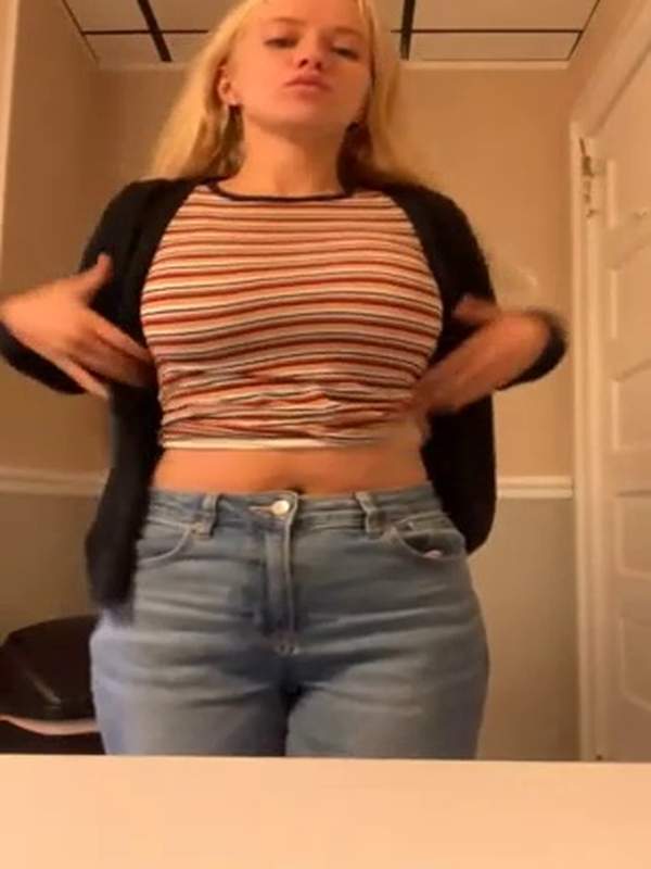 Blonde mit großen Titten zieht Jeans aus