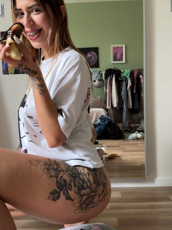 Kolumbianerin mit Zahnspange und Banane im Mund