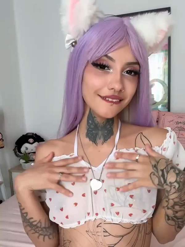 Tätowierte Mädchen mit lila Haaren und Piercings wird gefickt