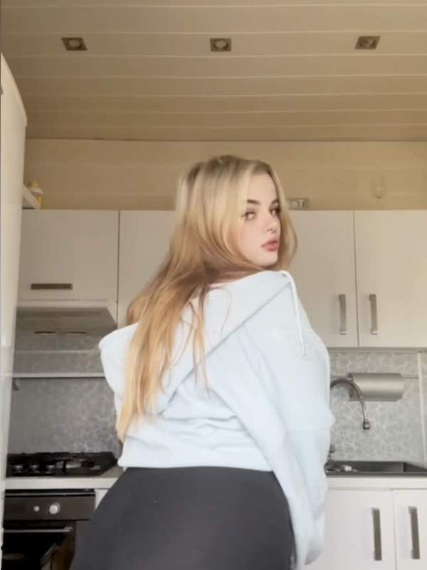 Nasse Muschi tropft bei Solo-Blondine