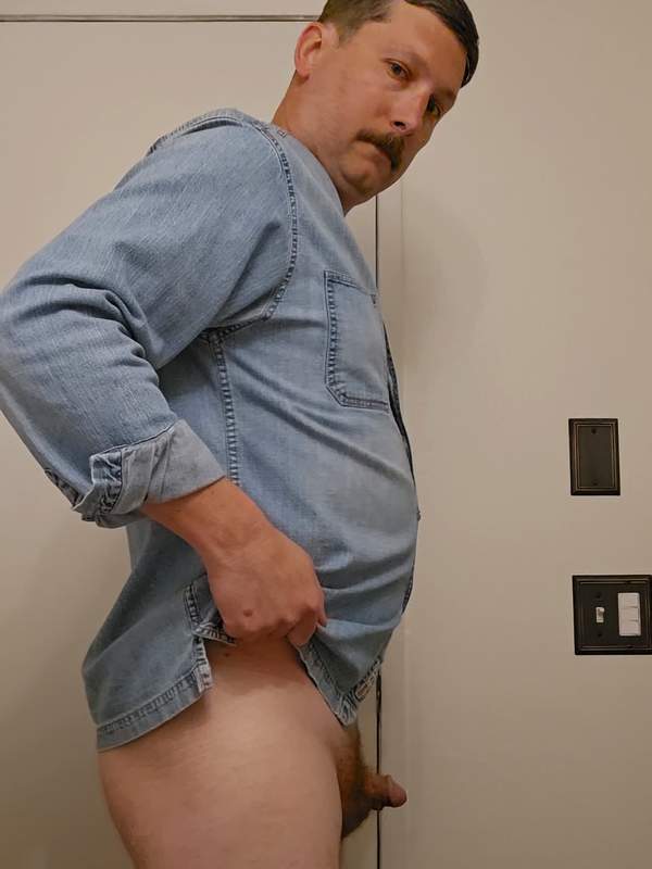 Mustachierter Amateur wichst sich seinen kleinen Schwanz