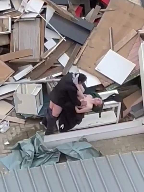 Amateur fickt sie öffentlich im Schutt