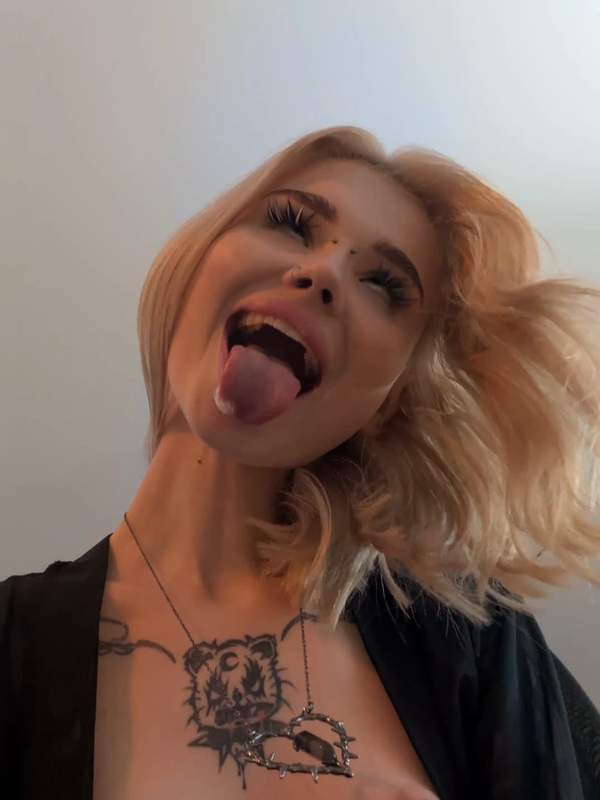 Blonde Amateurin mit Tätowierung und Nasenring spuckt