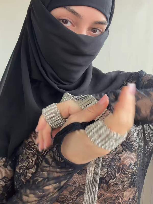 Muslimin im Hijab zeigt durchsickern am Gürtel