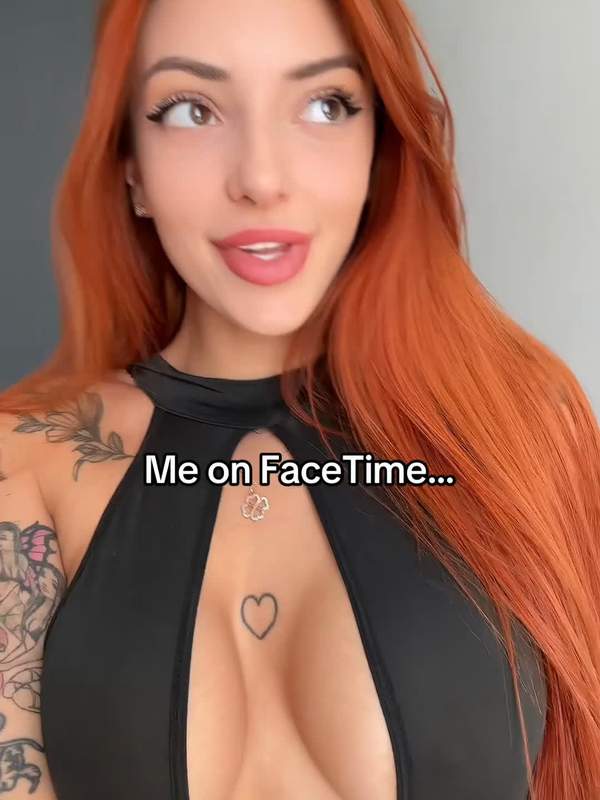 Sexting mit kleinen Titten und Cumshot