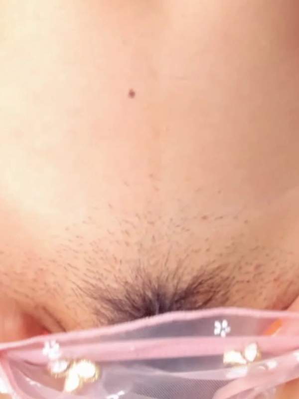 Lateinische Amateure necken behaarte Frau