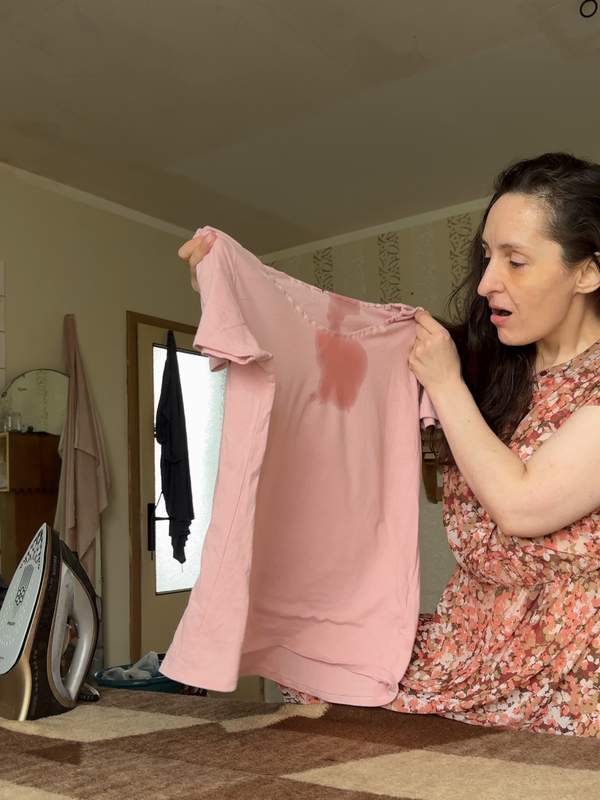 Reife bulgarische Mutter macht Hausaufgaben in nass durchsickerndem Shirt