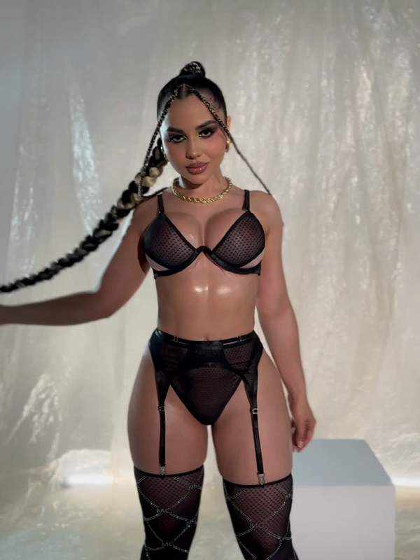 Lateinische Amateurin posiert sexy