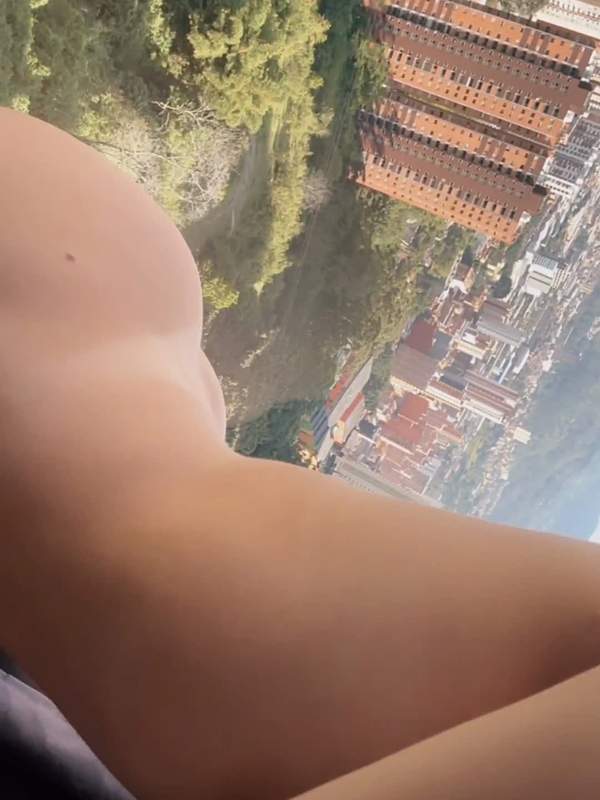 Blondes Mädchen zeigt ihre Brüste und Arsch