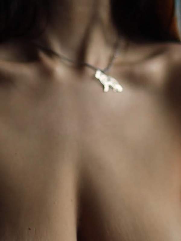 Niedliche Amateurmodel mit Tätowierung zeigt ihre Titten und will gefickt werden.