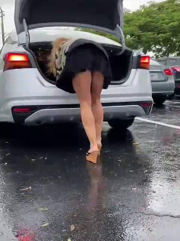 Blonde MILF zeigt ihren Arsch und öffnet ihre Schamlippen