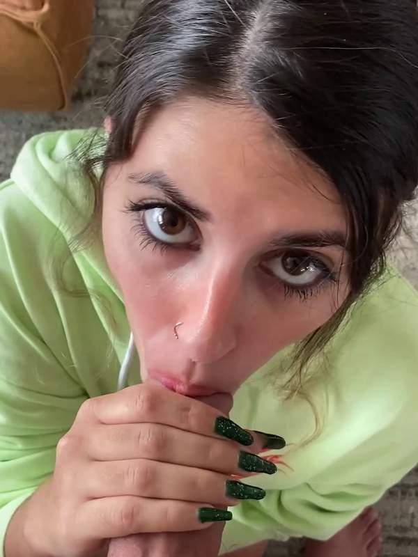 Brünette lutscht Cock und spritzt Blasen aus Eigener Sicht