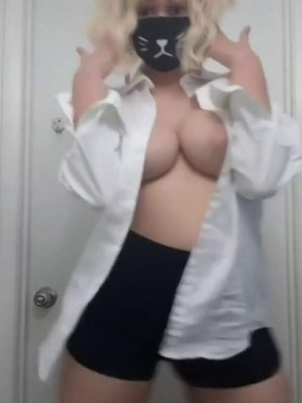 Teen mit Gesichtsmaske und schwarzen Shorts