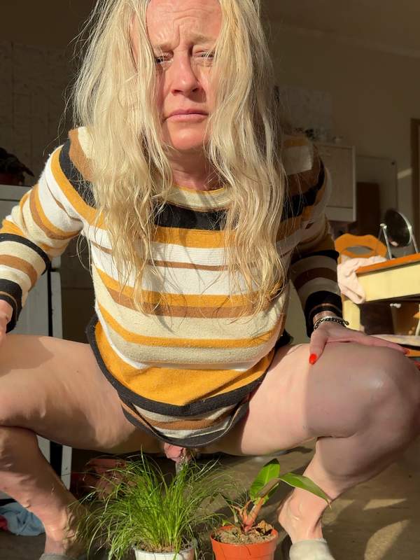 Blonde Mutter lässt Urin in Muschi rinnseln