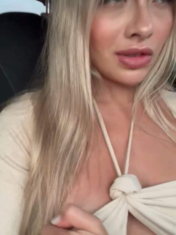 Lateinamerikanische Blonde masturbiert im Auto