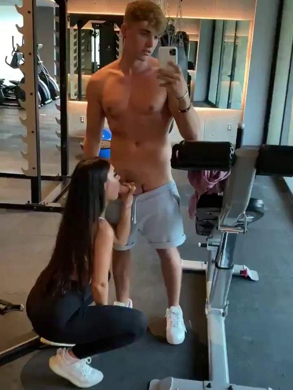 Paul macht im Fitnessstudio Selfie mit Arunas schwitzender Vagina im Hintergrund
