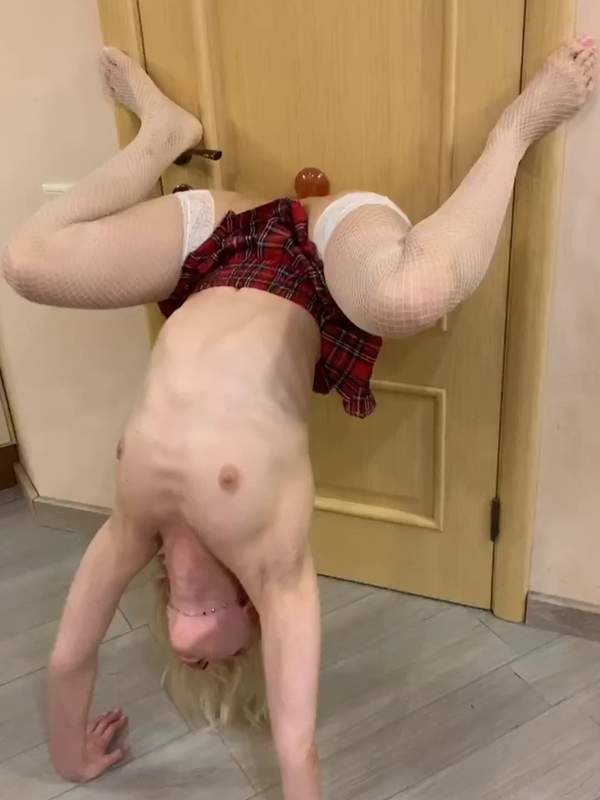 Blonde Amateur macht Handstand und masturbiert mit Dildo