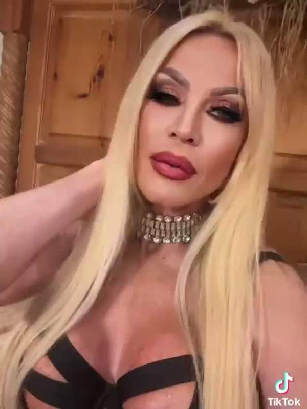 Amber Lynn zeigt ihre nackten Brüste und wird von hinten gefickt