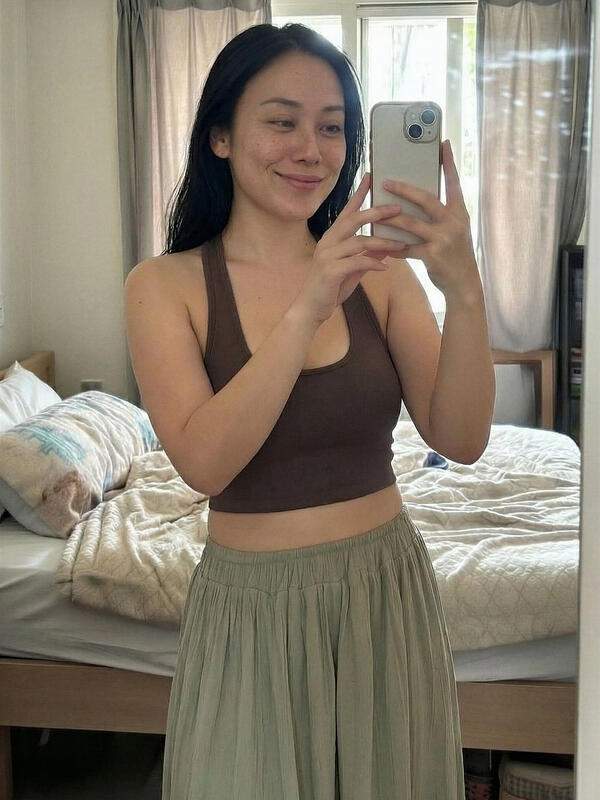 Sie flirtet im Spiegel und zeigt nackte Fotos